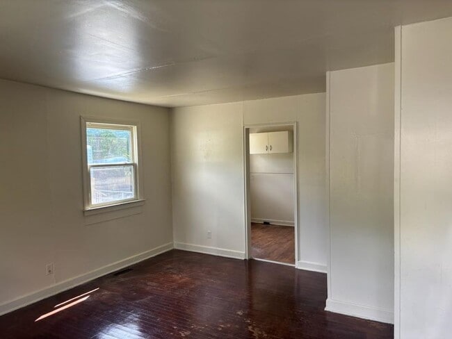 Building Photo - 2 Bedroom 1 Bathroom House