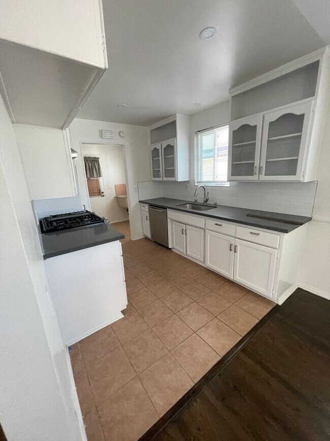 Building Photo - Charming 3br 1bth - Quiet Street