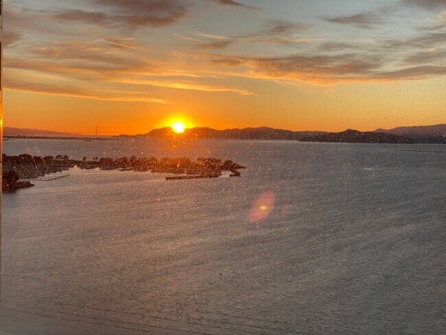 Foto del edificio - 6363 Christie Ave