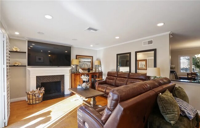 Foto del edificio - Huntington Beach Home with Massive Curb Appeal!