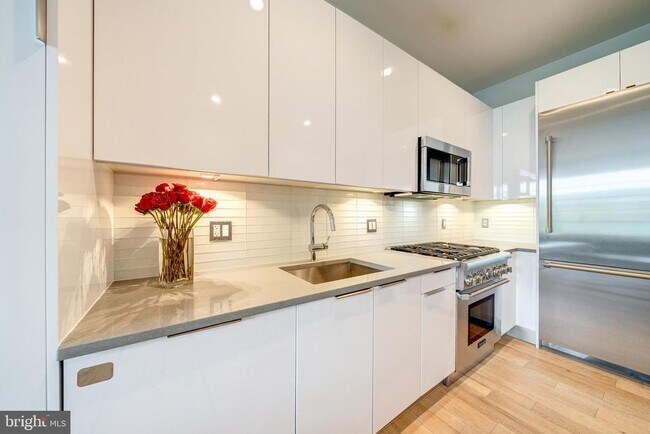 Building Photo - 45 Sutton Square SW