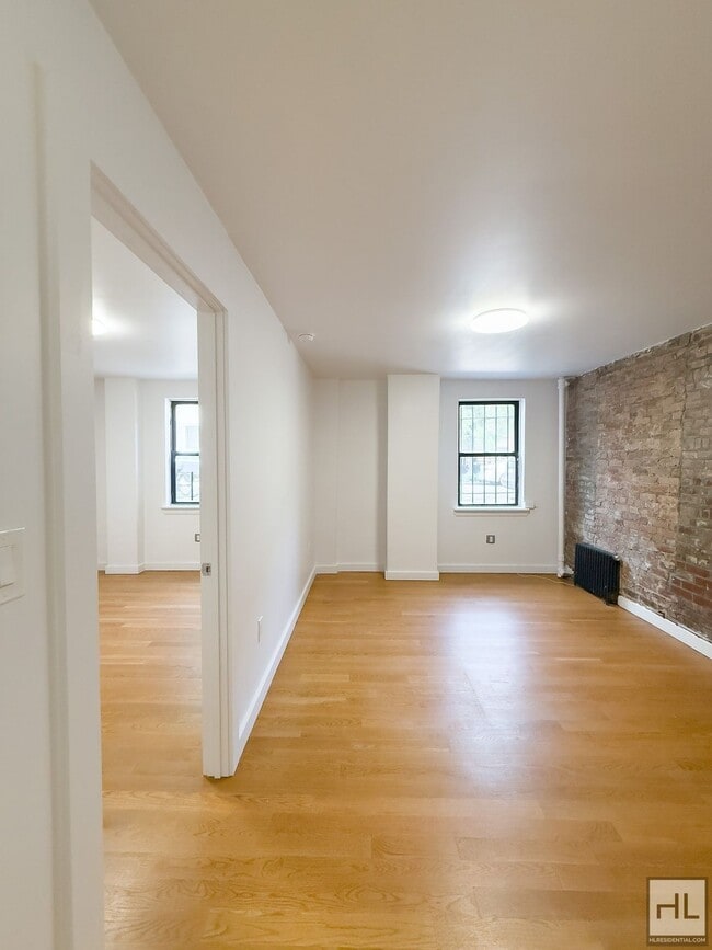 Foto del edificio - GREENE AVENUE / Spacious 1-Bed 1-Bath / Mi...