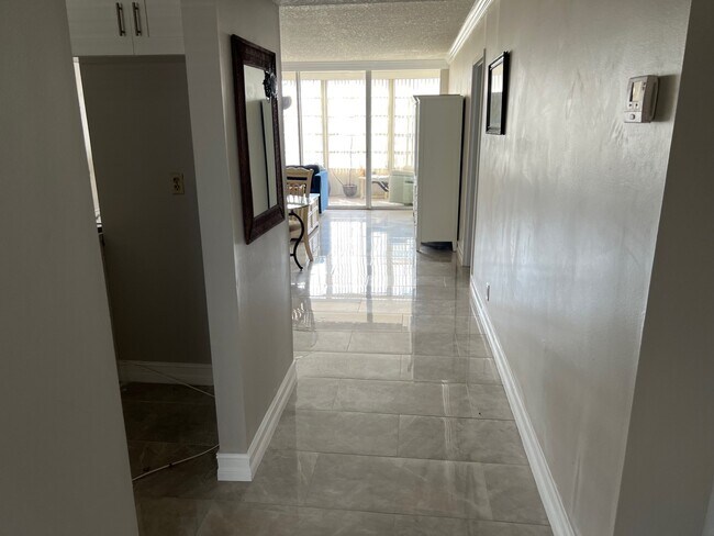 Foto del edificio - 8360 Sands Point Blvd