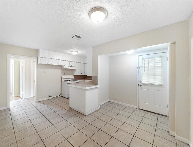 Building Photo - 1306 Briarwood Dr