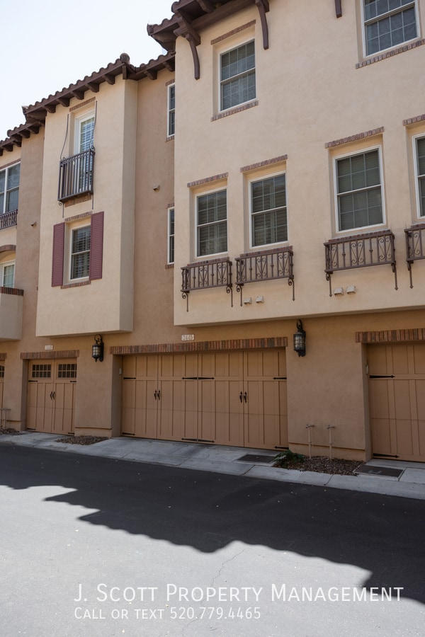 Building Photo - 2445 E Montecito Ave