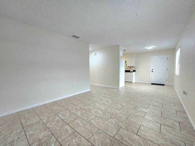 Foto del edificio - [1736-1738] Fern Rd E