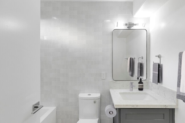 Building Photo - Affordable 2BR/2BA in Santa Monica 90403 — Section 8 Voucher Holders Welcome