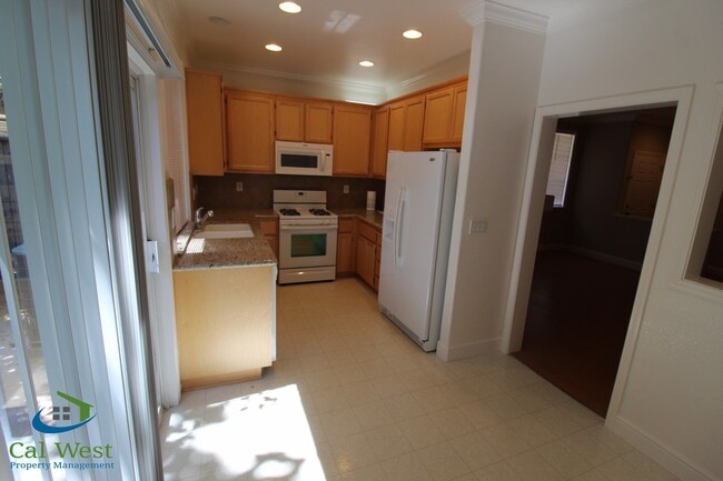 Foto del edificio - $3,895 - Beautiful 3bd/2.5ba Townhouse in the Palmia Community near Hwy 85 and Cottle!