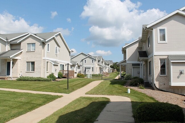 Building Photo - Madison Townhomes – Scenic View