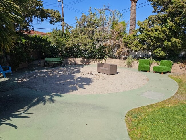 Foto del edificio - 1087 N Greengrove St