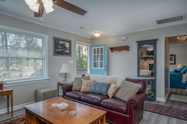Building Photo - Charming 2-Bedroom Picturesque Furnished H...