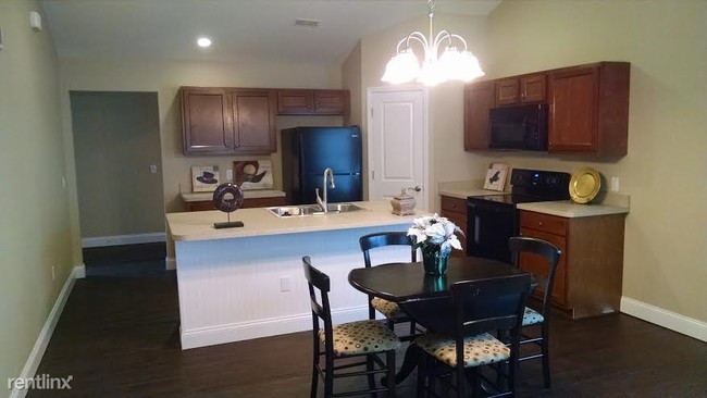 Building Photo - 10592 River Oaks Dr