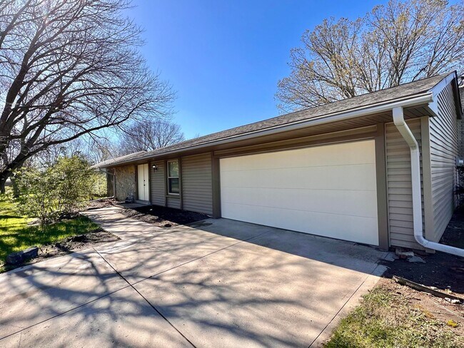 Photo - 6827 Azalea Dr House