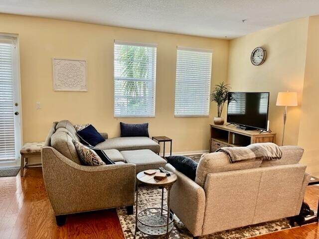 Foto del edificio - 1463 Cades Bay Ave