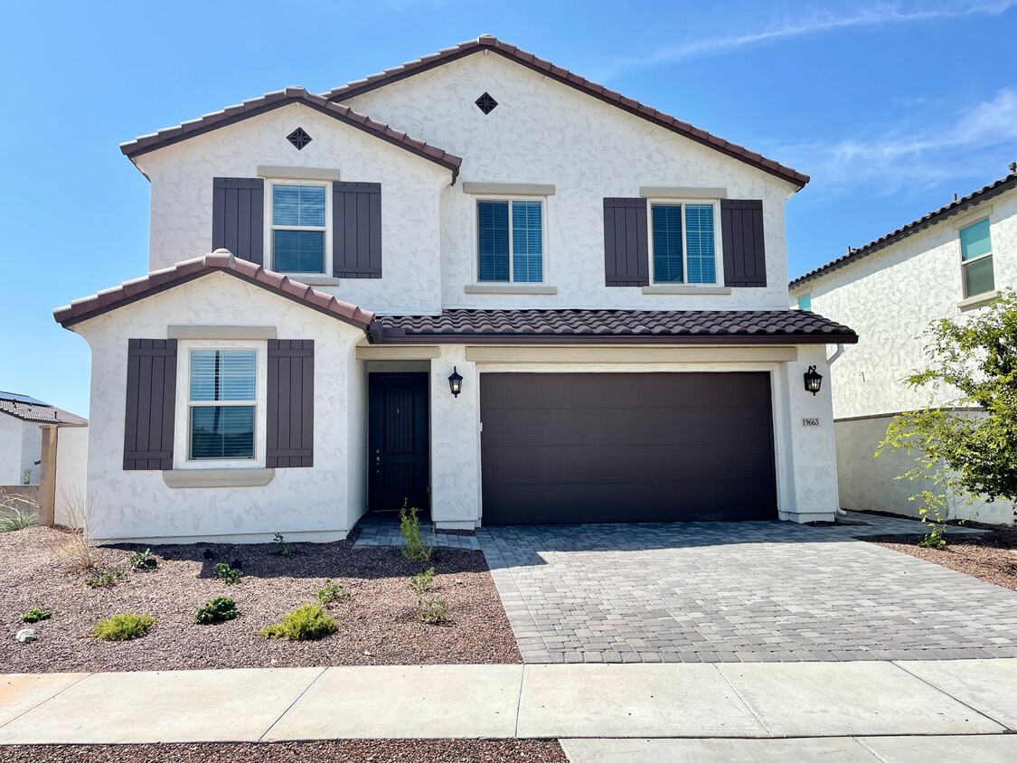 Foto principal - 4 Bed/3 Bath Newer Built Home In Verrado!