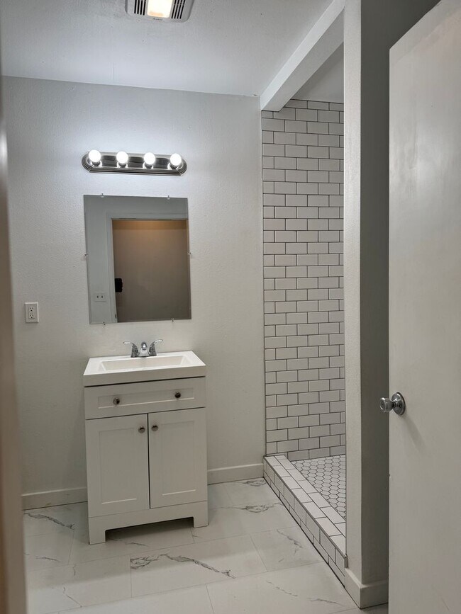 Building Photo - 1 bedroom apartment in Eugene!
