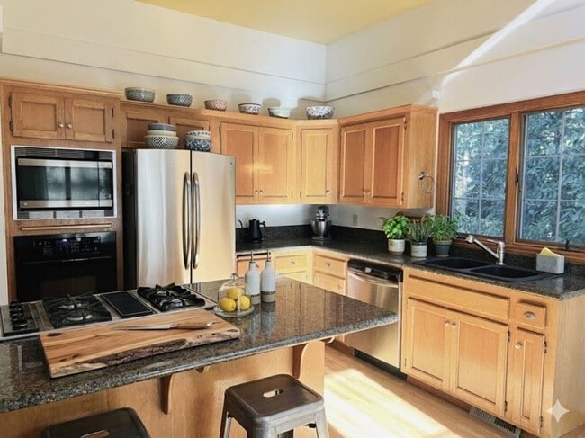 Building Photo - Amazing Attached Home in Lake Oswego is a Must See!