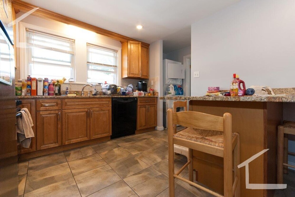 Foto principal - 5 BED/2.5 BATH ON BRIGHTON/ALLSTON LINE