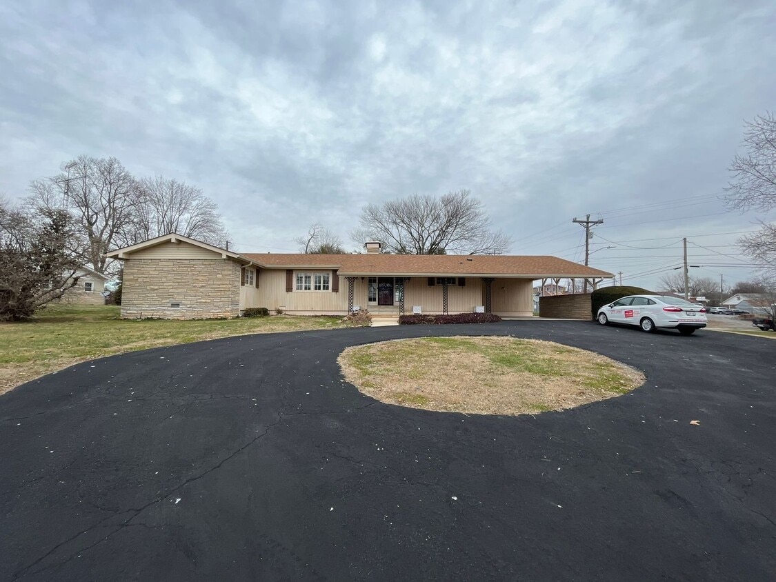 Large Spacious Home with a Small Town Feel House Rental in Trenton