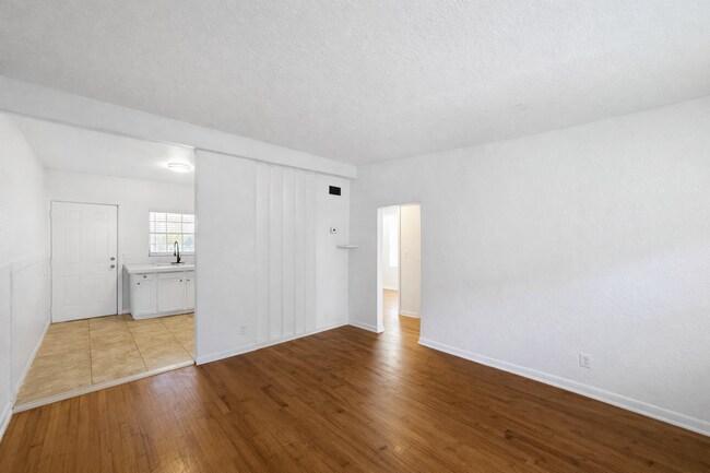 Foto del edificio - 2648 Dellwood Ave