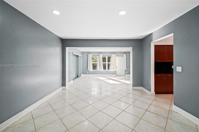 Building Photo - 3812 N Circle Dr
