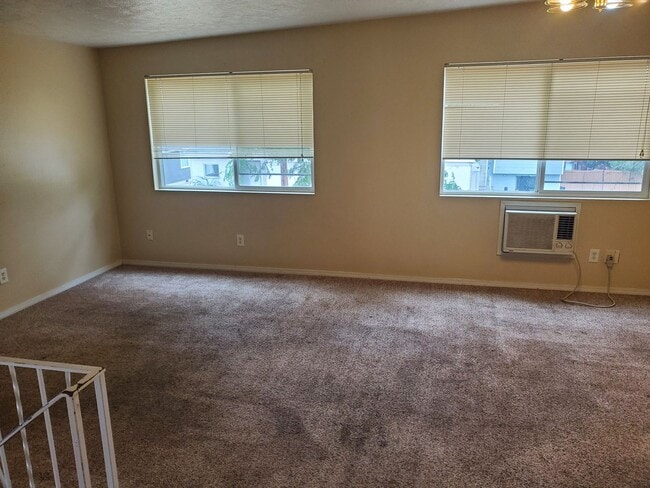 Building Photo - Spacious Centrally located 4 bed/2 bath ap...