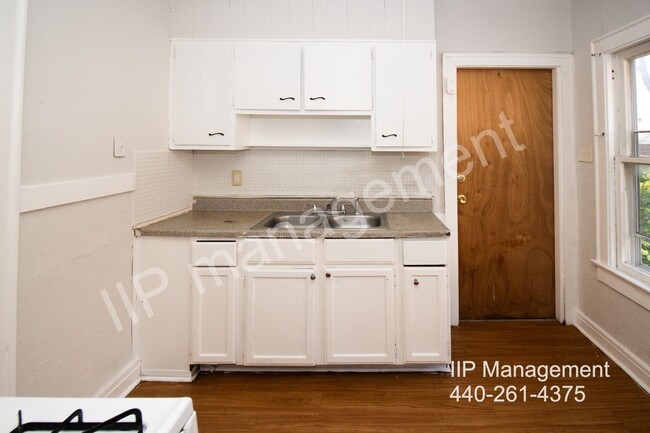 Foto del edificio - Lovely 2 Bed, 1-Bath Upper Unit in Clevela...