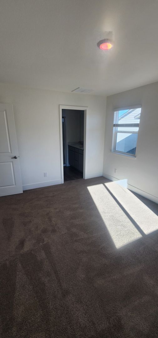 Building Photo - Newer home in Sparks!