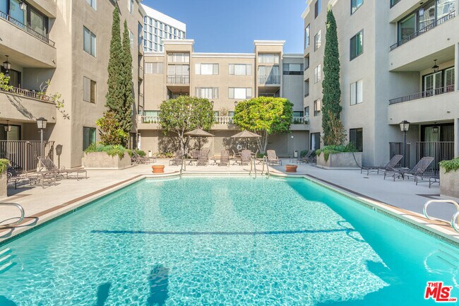 Foto del edificio - 8455 Fountain Ave