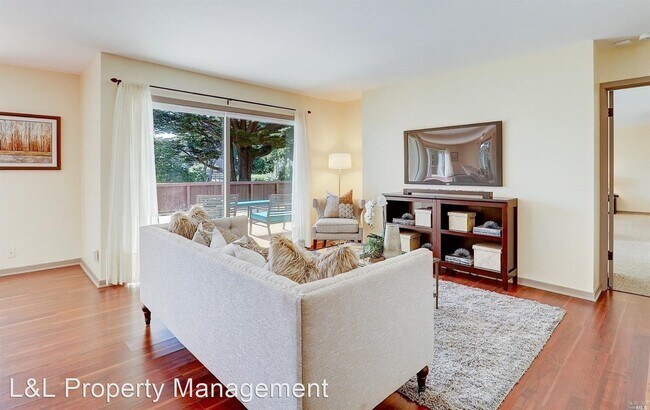 Building Photo - 3 br, 2 bath House - 5 Sausalito Blvd. Unit 1