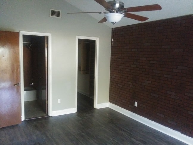Building Photo - 2402 Whispering Woods Blvd