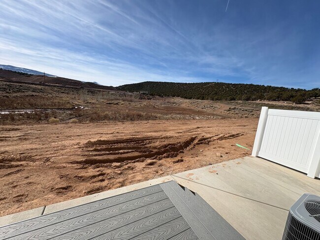 Foto del edificio - FOUR BED HOME AVAILABLE NOW