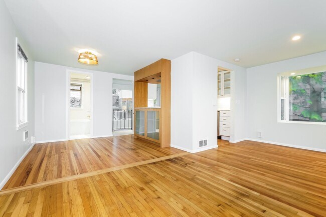 Foto del edificio - Modern Oasis in Seattle: 2-Bed, 2-Bath with Luxurious Amenities!
