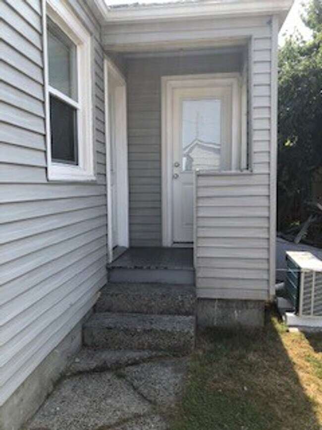 Building Photo - Charming 1 Bedroom Cottage in Quiet Neighb...