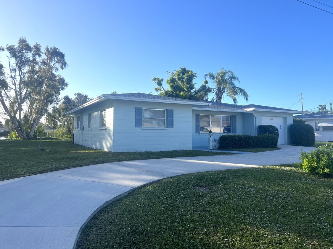 Foto principal - 2BR/2BA Single Family Venice Gardens Home