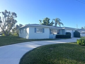 Building Photo - 280 E Seminole Dr