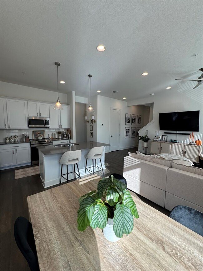 Foto del edificio - 2050 Lohmans Spur Rd