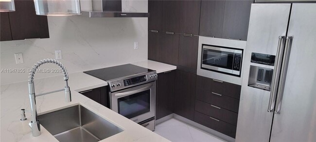 Foto del edificio - 250 Sunny Isles Blvd