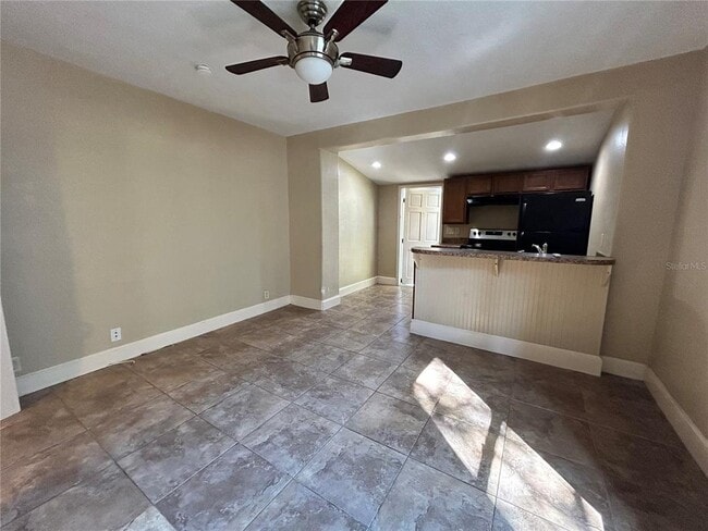 Building Photo - 727 Dartmoor St N