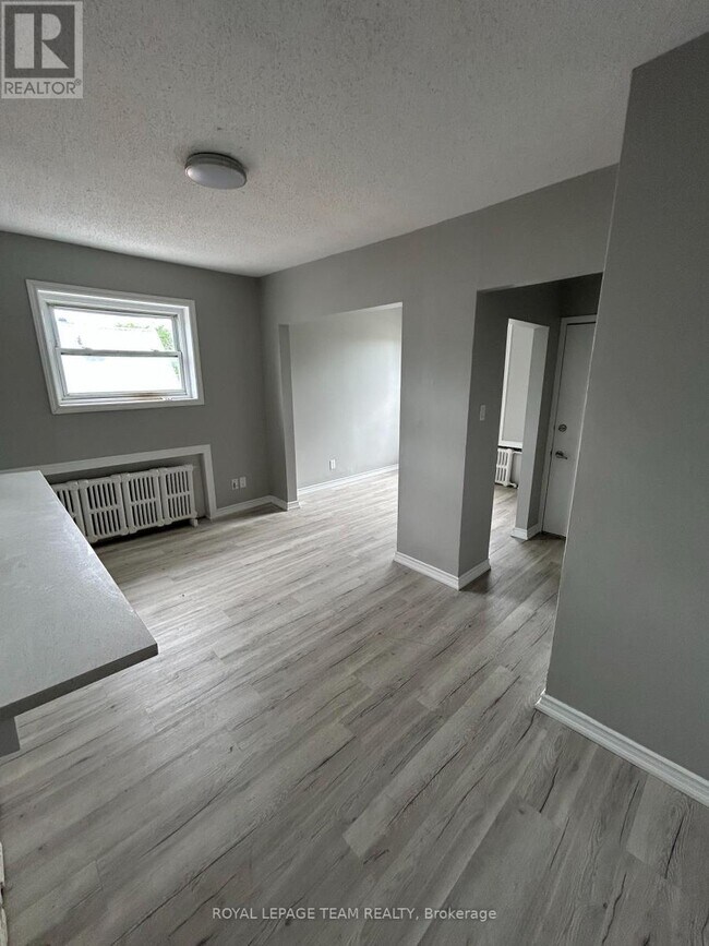 Photo du bâtiment - 883-883 Somerset St W
