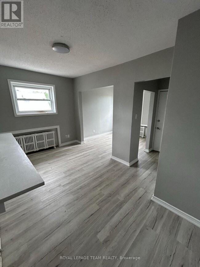 Photo du bâtiment - 883-883 Somerset St W