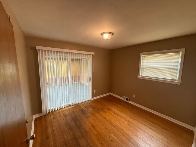 Building Photo - 3 Bedroom, 1 Bath Bungalow Style Home Move-In Ready!