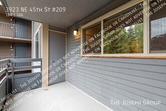 Building Photo - 3923 NE 45th St