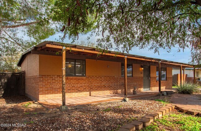 Foto del edificio - Charming Remodeled 3 Bedroom Brick Home