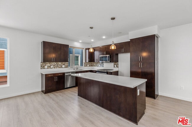 Foto del edificio - 2581 Arvia St