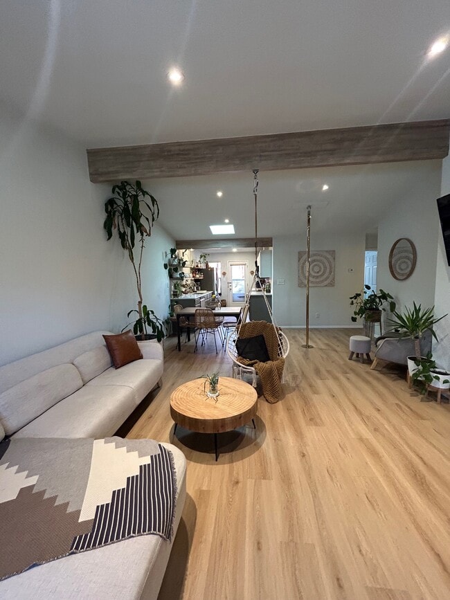 Foto del edificio - 1347 E Parkway Dr