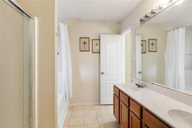 Foto del edificio - 921 Thistle Cir