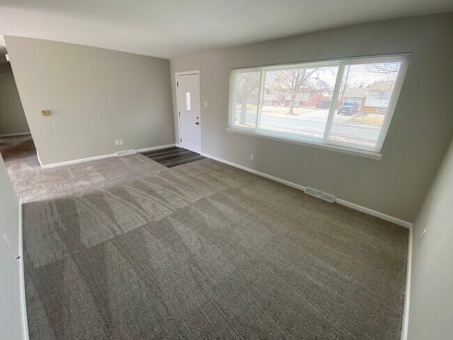 Building Photo - Updated Ranch Style Home