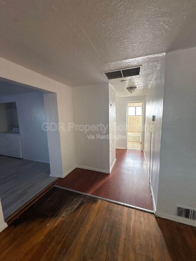 Building Photo - 304 Texas St NE