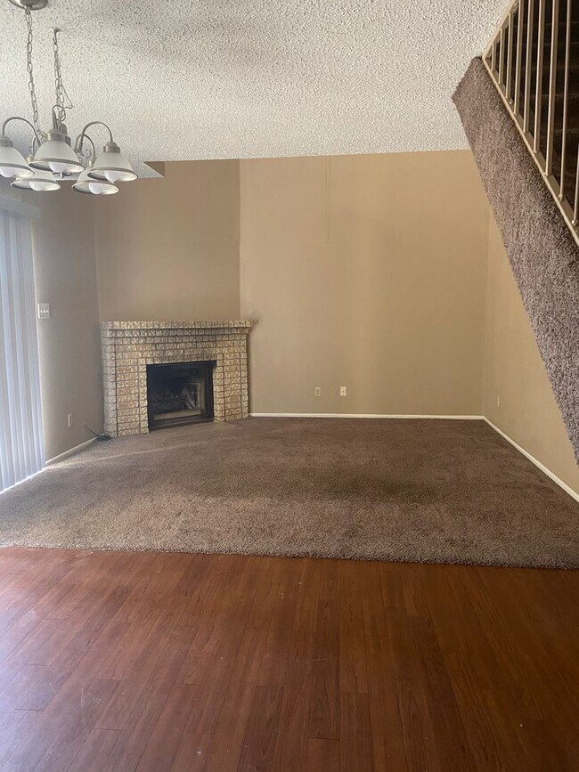 Foto del edificio - Spacious 2 Bed, 1.5 Bath Townhome – Prime Location off Airline & Holly